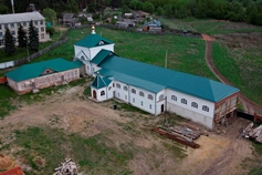 Александро-Невская церковь с пономарскими и послушническими корпусами. Май 2015 г.